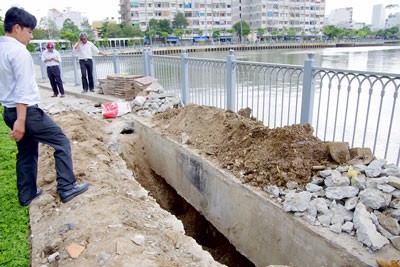 A sink hole on Truong Sa Street in District 3 of HCMC (Photo: SGGP)